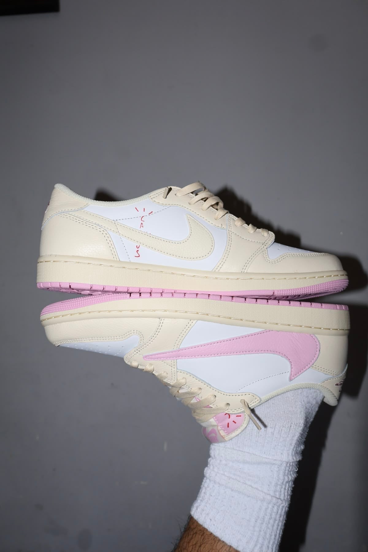 Travis Scott x Air Jordan 1 Low Soft Powder Pouring - A Streetwear Revolution