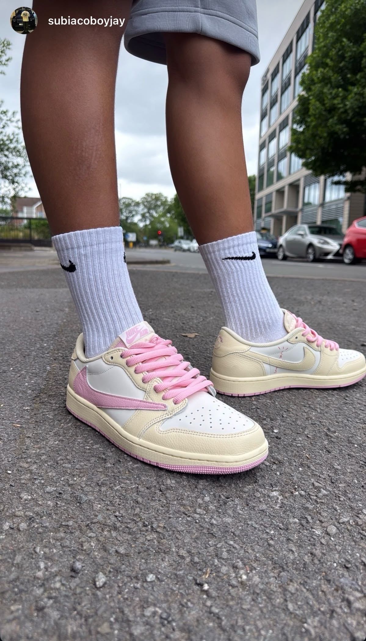 Travis Scott x Air Jordan 1 Low Soft Powder Pouring - A Streetwear Revolution