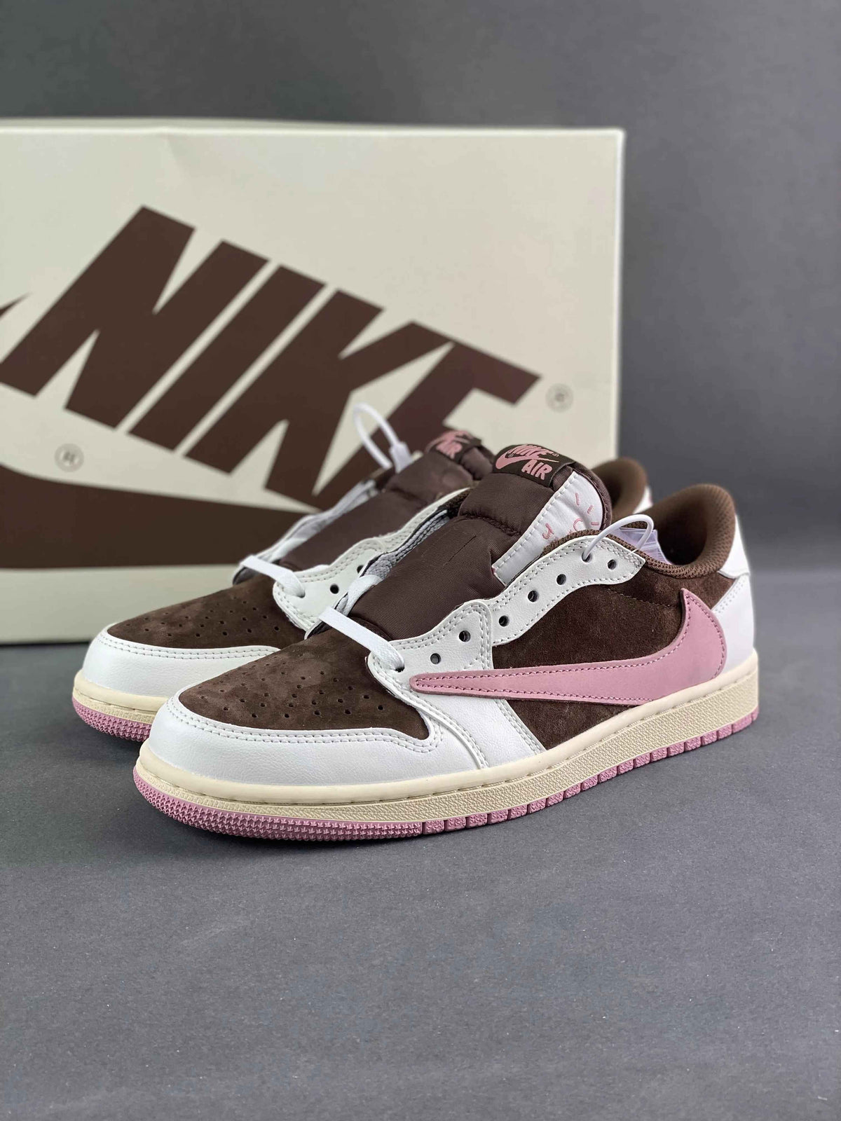 Travis Scott x Air Jordan 1 Low DX4131-206