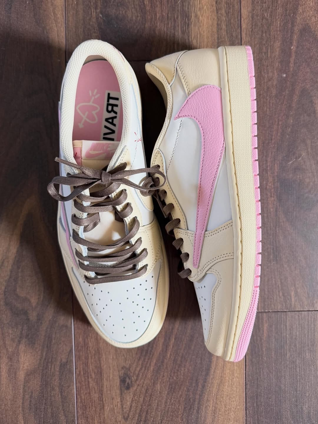 Travis Scott x Air Jordan 1 Low Soft Powder Pouring - A Streetwear Revolution