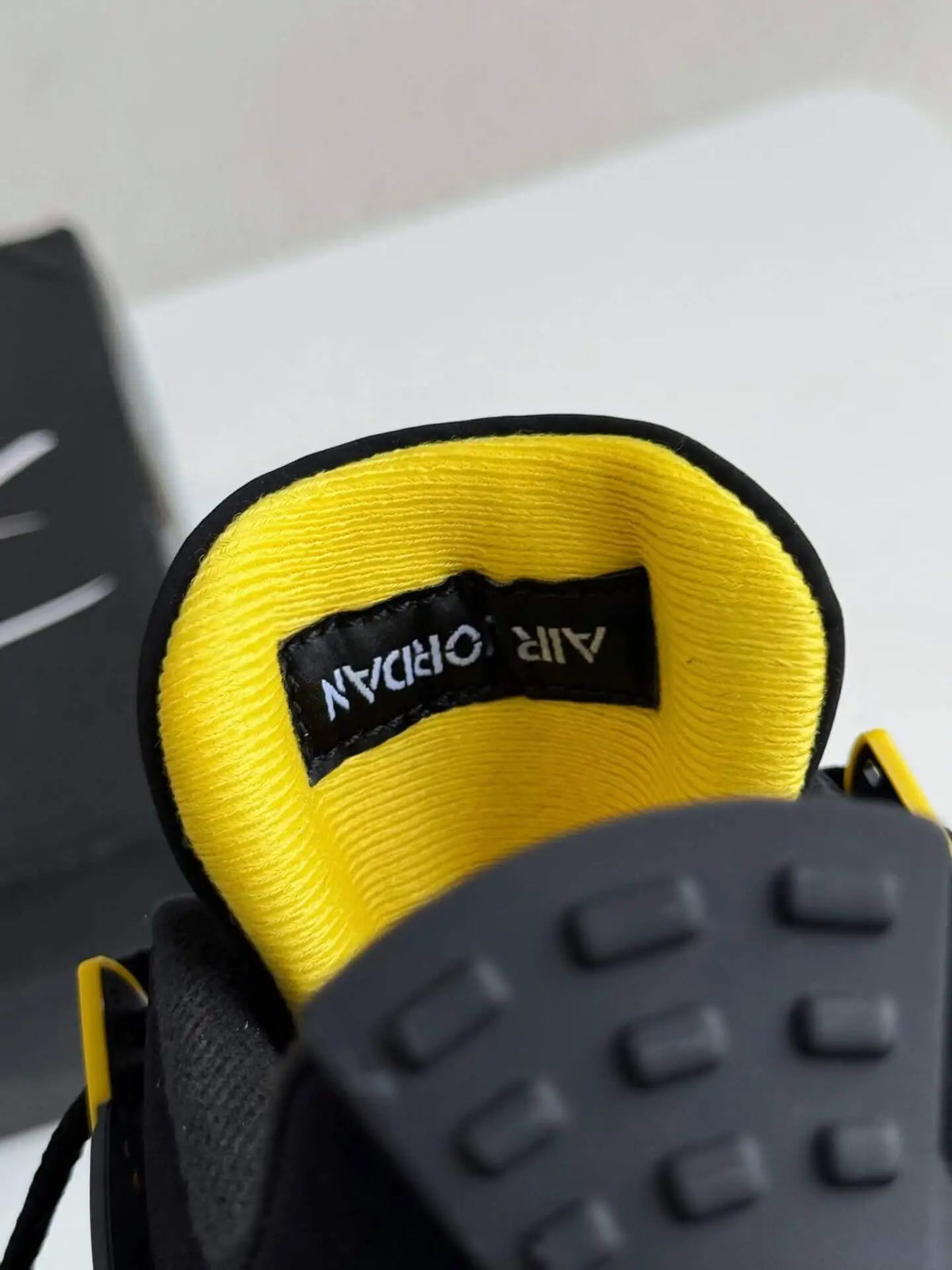 Air Jordan 4 Retro Thunder -black & Yellow - OMYGOODS